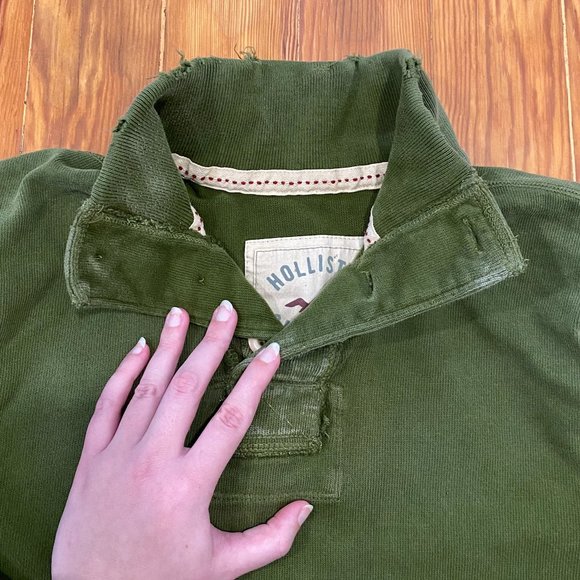 VINTAGE HOLLISTER || DISTRESSED POLO - Picture 2 of 6